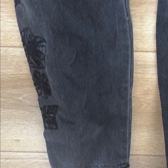 American Eagle Outfitters Black High Rise Jeans with Floral Embroidery - Picture 8 of 9